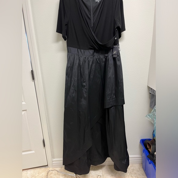 Adrianna Papell Dresses & Skirts - Adrianna Papell long black formal dress